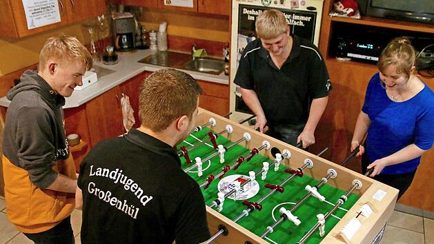 Der neue Kickertisch wird gut genutzt. Von links: Dominik Pf&auml;ndner, Johannes Weggel, Alexander Wachtel, Tanja W&ouml;lfel Foto: Adriane Lochner
