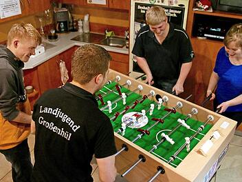 Der neue Kickertisch wird gut genutzt. Von links: Dominik Pf&auml;ndner, Johannes Weggel, Alexander Wachtel, Tanja W&ouml;lfel Foto: Adriane Lochner