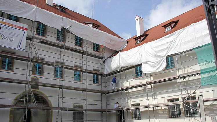 Die Baustelle im Innenhof des ehemaligen Bezirksamtes soll etwa in drei Monaten beendet sein. Foto: Andreas Schmitt