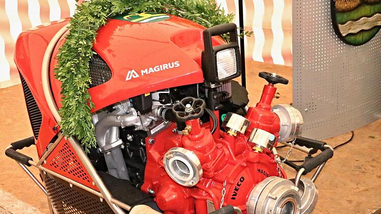 Drei solcher Tragkraftspritzen für die Feuerwehren in Gleusdorf, Obermerzbach und Recheldorf wurden beim Festgottesdienst eingeweiht.Helmut Will