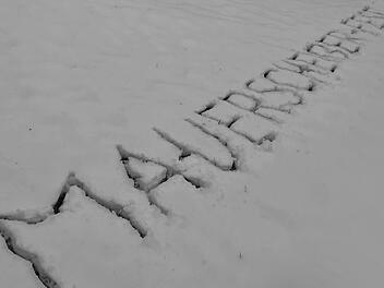 Ein Forchheimer schrieb das hitzig diskutierte "Mauerscheißerfest" in den Schnee auf einer Wiese am Weingartsteig. Der umstrittene Name landete bei der Online-Abstimmung nur auf Platz 2 und könnte nun von der Bildfläche verschwinden. Foto: Roland Betz