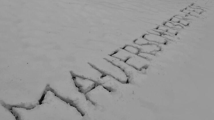 Ein Forchheimer schrieb das hitzig diskutierte "Mauerscheißerfest" in den Schnee auf einer Wiese am Weingartsteig. Der umstrittene Name landete bei der Online-Abstimmung nur auf Platz 2 und könnte nun von der Bildfläche verschwinden. Foto: Roland Betz