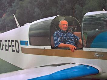 Er ist Wettbewerbsflieger, Fluglehrer und Buchautor. Jetzt hat der Bad Kissinger Pilot Robert Hartmann (im Bild in seinem Flugzeug) vom Bayerischen Luftsportverband eine der höchsten Auszeichnungen bekommen, die Ehrennadel in Gold für langjährige Tätigkeit in der Flugausbildung.  Winny Vogler