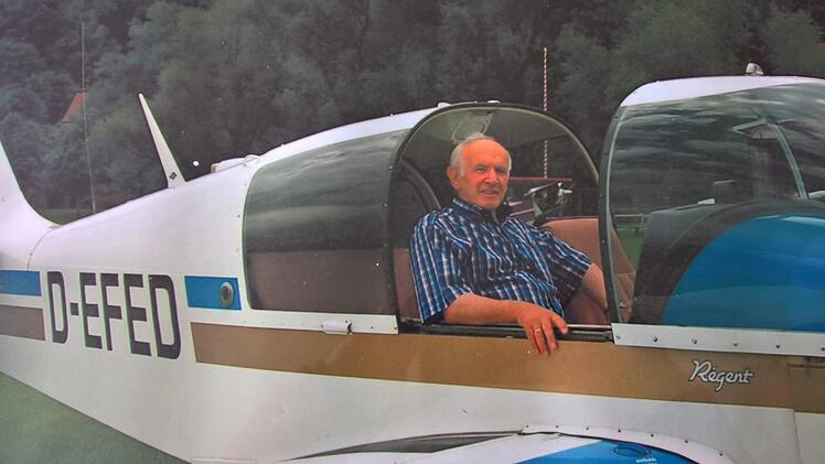 Er ist Wettbewerbsflieger, Fluglehrer und Buchautor. Jetzt hat der Bad Kissinger Pilot Robert Hartmann (im Bild in seinem Flugzeug) vom Bayerischen Luftsportverband eine der höchsten Auszeichnungen bekommen, die Ehrennadel in Gold für langjährige Tätigkeit in der Flugausbildung.  Winny Vogler