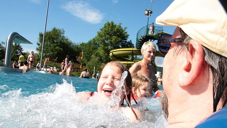 Das Freibad Ebsermare in Ebermannstadt in der Region Forchheim. Eines von vielen Freibädern in der Region Forchheim und der Fränkischen Schweiz.  Fotos: Josef Hofbauer/Archiv