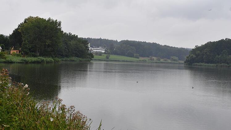 Der Rudufersee bei Schwürbitz ist ein idyllisches Gewässer - und blitzsauber. Foto: Ronald Rinklef
