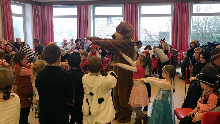 Sogar Bär Bruno gab sich beim Kinder-Fasching in Friesen die Ehre. Foto: Heike Schülein