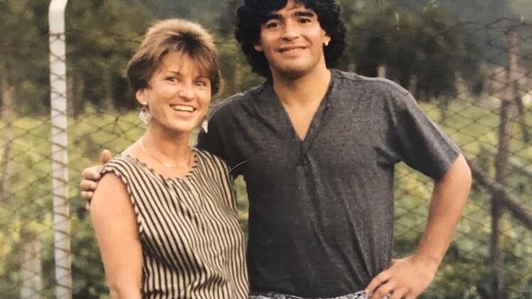 Gudrun Bosecker strahlt mit Maradona um die Wette. Foto: Werner Bosecker