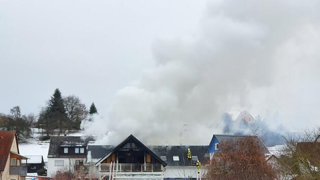 Dachstuhl steht in Flammen: Feuerwehr mit gr&ouml;&szlig;erem Aufgebot vor Ort