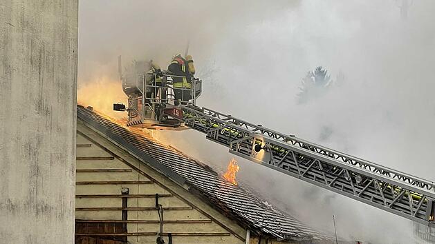 Dachstuhlbrand auf Firmengelände