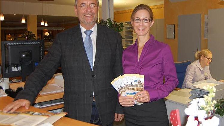 Bürgermeister Jürgen Kohmann und Anna Maria Schneider vom Kur- und Tourismus-Service stellten den neuen Flyer am Mittwoch vor.