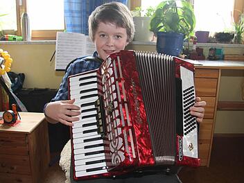 Lukas Klatt ist außer sich vor Freude: Eine BR-Leserin hat ihm nach seinem Auftritt mit den Akkordeonfreunden ein Weltmeister-Akkordeon geschenkt. Foto: Sonja Adam