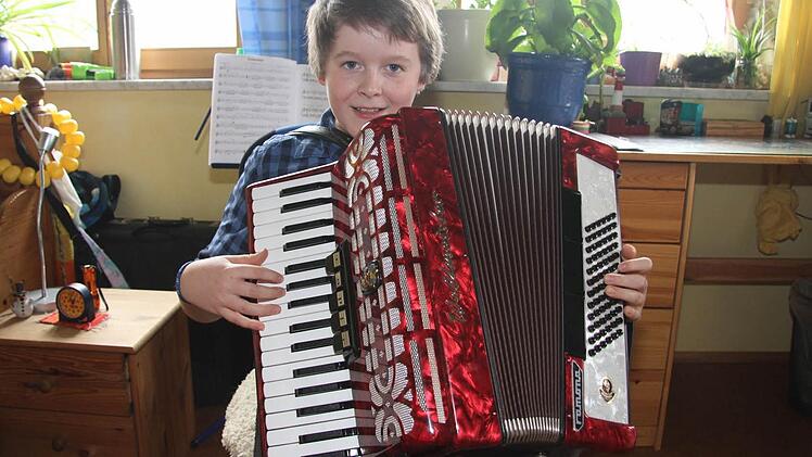 Lukas Klatt ist außer sich vor Freude: Eine BR-Leserin hat ihm nach seinem Auftritt mit den Akkordeonfreunden ein Weltmeister-Akkordeon geschenkt. Foto: Sonja Adam