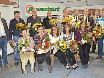 Diese Jubilare wurden für langjährige Betriebszugehörigkeit geehrt. Mit im Bild Geschäftsführer Richard Metzler (stehend Vierter von rechts), Werkleiter Roland Neubauer (stehend Zweiter von rechts) und Betriebsratsvorsitzender Thomas Daum (links). Foto: Karl-Heinz Hofmann
