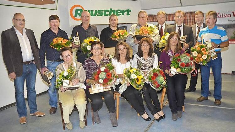 Diese Jubilare wurden für langjährige Betriebszugehörigkeit geehrt. Mit im Bild Geschäftsführer Richard Metzler (stehend Vierter von rechts), Werkleiter Roland Neubauer (stehend Zweiter von rechts) und Betriebsratsvorsitzender Thomas Daum (links). Foto: Karl-Heinz Hofmann