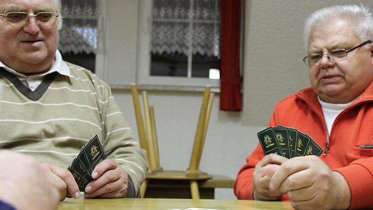 ... Adam Geißler (links) - im Feuerwehrhaus ist überfragt, wo die Kartschul' sein könnte. Fotos: Katharina Müller-Sanke