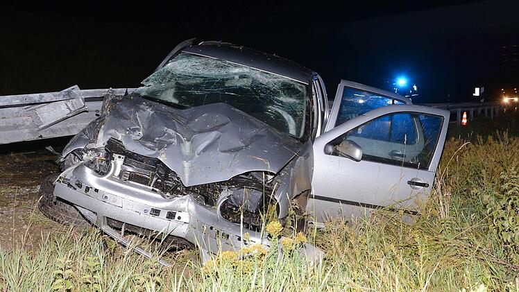 Das total zerstörte Auto, in dem eine Frau aus dem Kreis Bamberg am frühen Donnerstagmorgen bei Lichtenfels schwer verletzt wurde. Fotos: Frank Spitzenpfeil