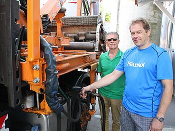 Noch rund 1500 Liter Diesel kann Straßenmeister Walter Heller ( rechts, zusammen mit Jürgen Dobler) noch vertanken, dann ist Schluss in der Straßenmeisterei des Landkreises. Foto: Ralf Ruppert