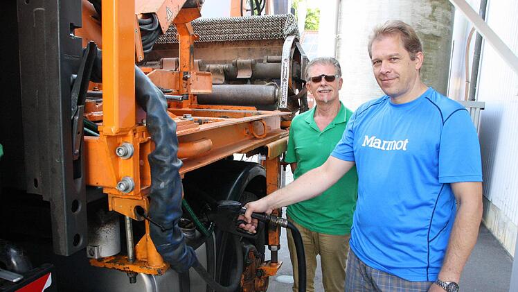 Noch rund 1500 Liter Diesel kann Straßenmeister Walter Heller ( rechts, zusammen mit Jürgen Dobler) noch vertanken, dann ist Schluss in der Straßenmeisterei des Landkreises. Foto: Ralf Ruppert
