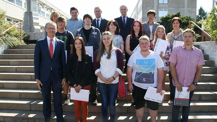 Die Besten ihres Fachbereichs mit den Stiftern ihrer Preise, Andreas Linder von der Sparkasse, Elisabeth Schneider von FTE, dem stellvertretenden Kreishandwerksmeister Alfred Kaiser und dem Vorsitzenden des Freundeskreises Herbert Elflein. Foto: Sabine Weinbeer