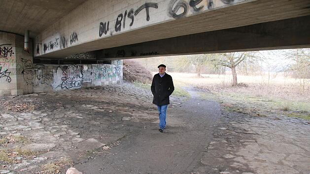 Zweiter B&uuml;rgermeister Michael Kastl geht auf dem Weg, der fu&szlig;l&auml;ufig und barrierefrei unter der Br&uuml;cke der Entlastungsstra&szlig;e ins k&uuml;nftige Gebiet "&Auml;u&szlig;er Lache" f&uuml;hren wird.  Foto: Thomas Malz