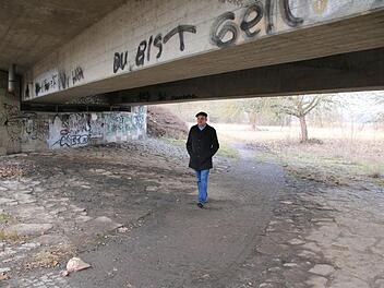 Zweiter Bürgermeister Michael Kastl geht auf dem Weg, der fußläufig und barrierefrei unter der Brücke der Entlastungsstraße ins künftige Gebiet "Äußer Lache" führen wird.  Foto: Thomas Malz