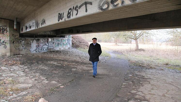 Zweiter B&uuml;rgermeister Michael Kastl geht auf dem Weg, der fu&szlig;l&auml;ufig und barrierefrei unter der Br&uuml;cke der Entlastungsstra&szlig;e ins k&uuml;nftige Gebiet "&Auml;u&szlig;er Lache" f&uuml;hren wird.  Foto: Thomas Malz