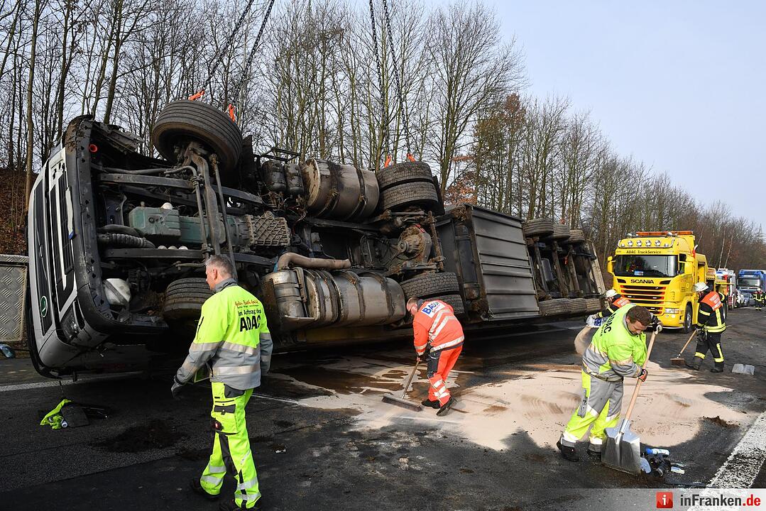 Lkw kippt auf A73 um - Autobahn in Richtung Nürnberg gesperrt