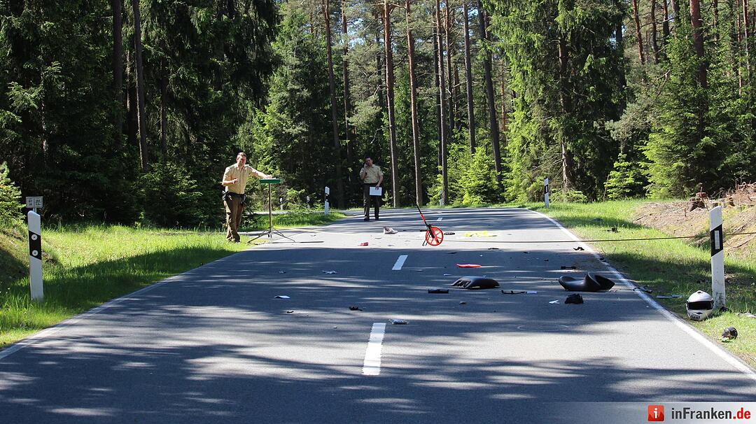 Ausfahrt mit dem Roller endet tödlich: Biker kollidieren auf Kreisstraße bei Pegnitz