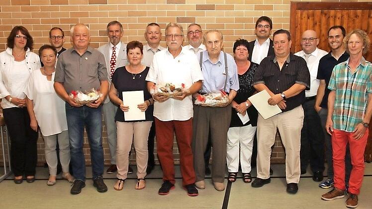 Zahlreiche Mitglieder wurden für eine 50-, 60- und 70-jährige Mitgliedschaft ausgezeichnet und/oder erhielten BLSV-Ehrennadeln für besondere Verdienste.