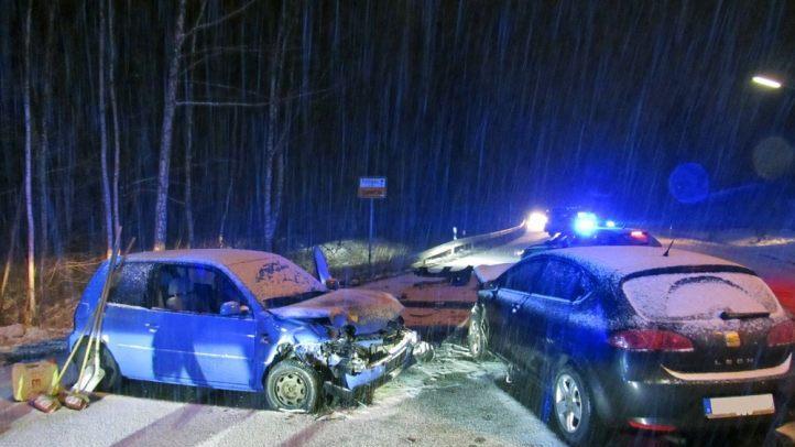 Auf schneebedeckter Stra&szlig;e kam es am Sonntag im Kreis Hof zu zwei Unf&auml;llen. Zwei Menschen wurden verletzt.  Foto: Polizei