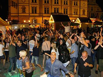 Drei Tage große Party: Die Kulmbacher genossen zum Altstadtfestauftakt eine stimmungsvolle Sommernacht.Monika Limmer