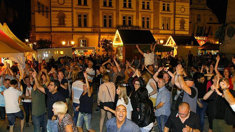 Drei Tage große Party: Die Kulmbacher genossen zum Altstadtfestauftakt eine stimmungsvolle Sommernacht.Monika Limmer