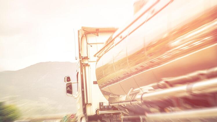 Am Freitagabend kam es auf der A6 kurz vor dem Kreuz Nürnberg-Ost zu einem Verkehrsunfall zwischen einem Lkw und einem Auto. Der Lkw-Fahrer fuhr anschließend einfach weiter. Symbolfoto: oneinchpunch/Adobe Stock