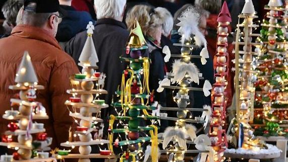 Durch das mit vielen Lichterketten geschmückte Tor gings zum Adventsmarkt in Maria Bildhausen.