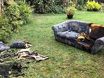 Diese Couch brannte im Wohnzimmer der Hauseigentümerin.  Fotos: Christian Licha