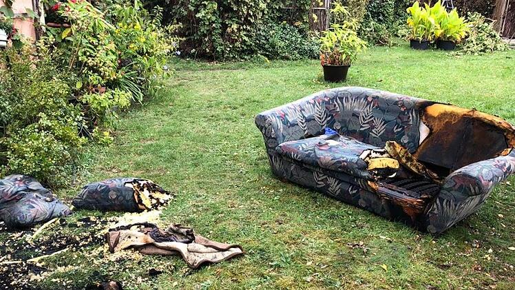 Diese Couch brannte im Wohnzimmer der Hauseigentümerin.  Fotos: Christian Licha
