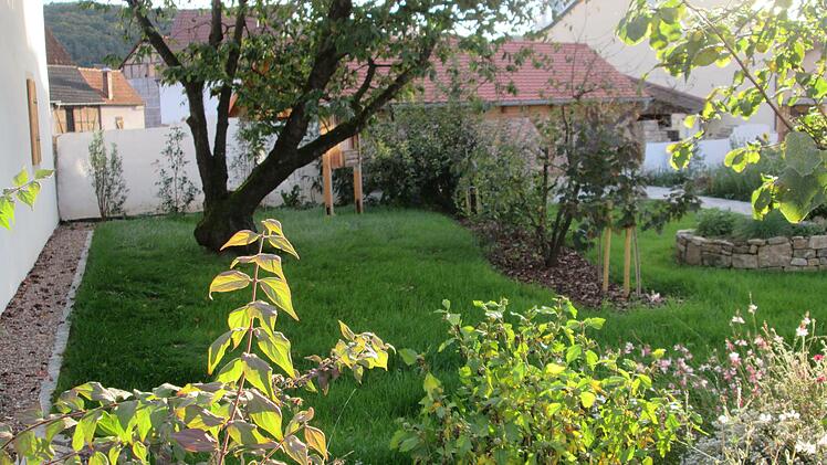 Fuchsstadt soll grün werden, wo immer es möglich ist. Dieses Bestreben zeigt sich beispielsweise am "Kräutergärtle", das Freiwillige und Helfer des Obst- und Gartenbauvereins erstellten.