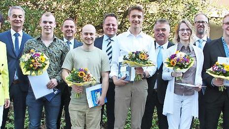 Mit Preisen wurden die Schulbesten geehrt, die alle die Traumnote 1,0 erzielten. Unser Bild zeigt (v. l.) MdB Rainer Ludwig, MdB Inge Aures, stellvertretenden Schulleiter Werner Feulner, Julius Spätling, Schulleiter Alexander Battistella, Deniz Ba...