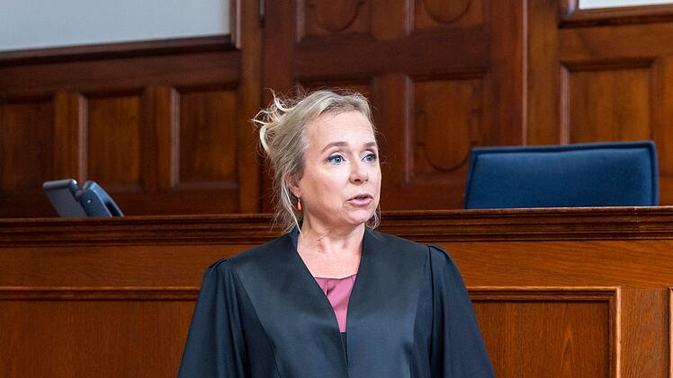 ChrisTine Urspruch (52) brilliert in ihrer Rolle als toughe Scheidungsanwältin mit Herz - die zuweilen auch privat den ein oder anderen harten Kampf ausfechten muss.