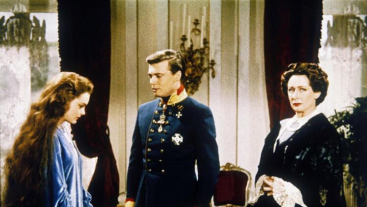 Vilma Degischer (rechts) brilliert in "Sissi" als strenge Mutter von Kaiser Franz Joseph (Karlheinz B&ouml;hm) und zuk&uuml;nftige Schwiegermutter von Sissi (Romy Schneider).