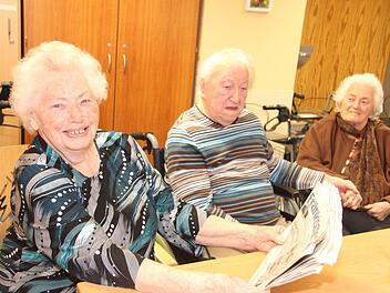 Margarete Engelhardt (82) ist seit einem Vierteljahr in der Pflegeeinrichtung und legt größten Wert auf ihre tägliche Tageszeitungslektüre. Babette Hanusa (90) hat ihre frühere Nachbarin Karola Hilk (88) wieder getroffen und freut sich über diese alte Bekanntschaft.