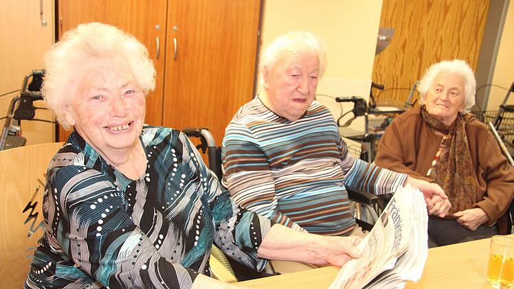 Margarete Engelhardt (82) ist seit einem Vierteljahr in der Pflegeeinrichtung und legt größten Wert auf ihre tägliche Tageszeitungslektüre. Babette Hanusa (90) hat ihre frühere Nachbarin Karola Hilk (88) wieder getroffen und freut sich über diese alte Bekanntschaft.