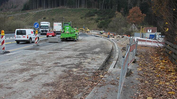 Dieser Abschnitt wird ab Montag abgefräst und neu asphaltiert. Foto: Friedwald Schedel