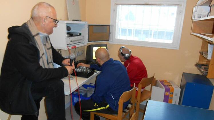Aufkrachen wird Hans Lyer nur in übertragenem Sinn bei der Radio-sendung im Knast.Foto: Walter Hanslok