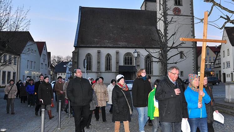 Die Teilnehmer bewegten sich meist schweigend, manchmal singend und betend durch die abendliche Stadt. Foto: Langer