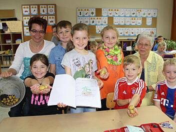 Bereits 2011 hat die Grundschule Burkardroth die Jahrgangsmischung in der 1. und 2. Klasse eingeführt. Die Lehrerinnen Christiane Middel (links) und Rosi Schmitt (rechts) machen in manchen Fächern keinen Unterschied zwischen den Klassen: Bei der Zucht von Kartoffeln etwa haben (von links) Elisa, Moritz und Elena aus der 2. Klasse mit Cora, Titian und Maximilian aus der 1. Klasse zusammengearbeitet. Foto: Ralf Ruppert