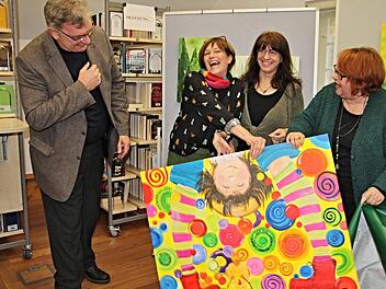 Ein kunterbuntes Bild - ein Geschenk der beiden Künstlerinnen Erika Freibott (Zweite von links) und Andrea Meister, über das sich Bürgermeister Helmut Dietz (links) und Ute Morgenroth (rechts) freuen.  Fotos: Helmut Will