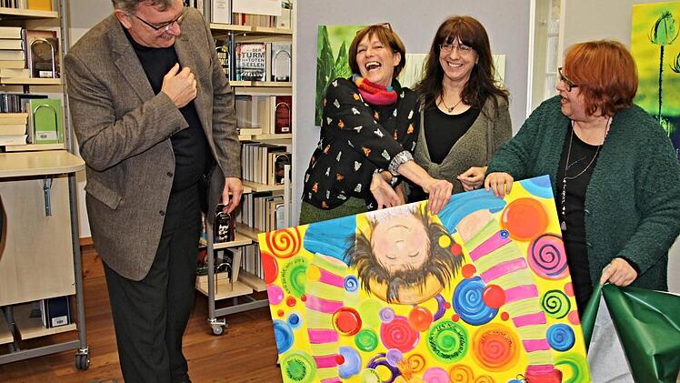 Ein kunterbuntes Bild - ein Geschenk der beiden Künstlerinnen Erika Freibott (Zweite von links) und Andrea Meister, über das sich Bürgermeister Helmut Dietz (links) und Ute Morgenroth (rechts) freuen.  Fotos: Helmut Will