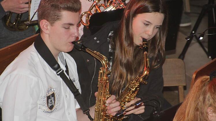 Zwei Mitglieder der Bigband mit ihren Saxofonen.